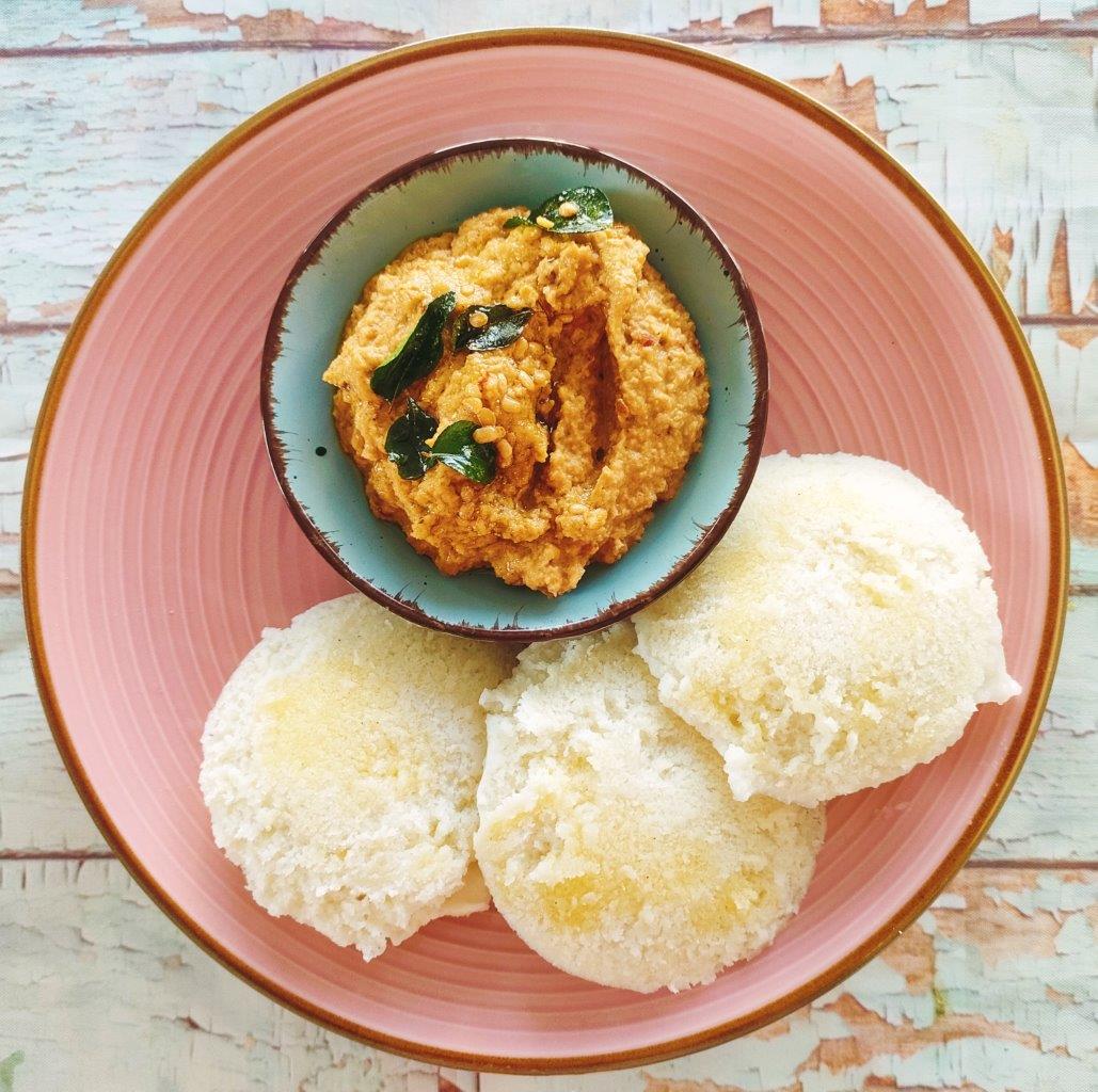 Idli with chutney